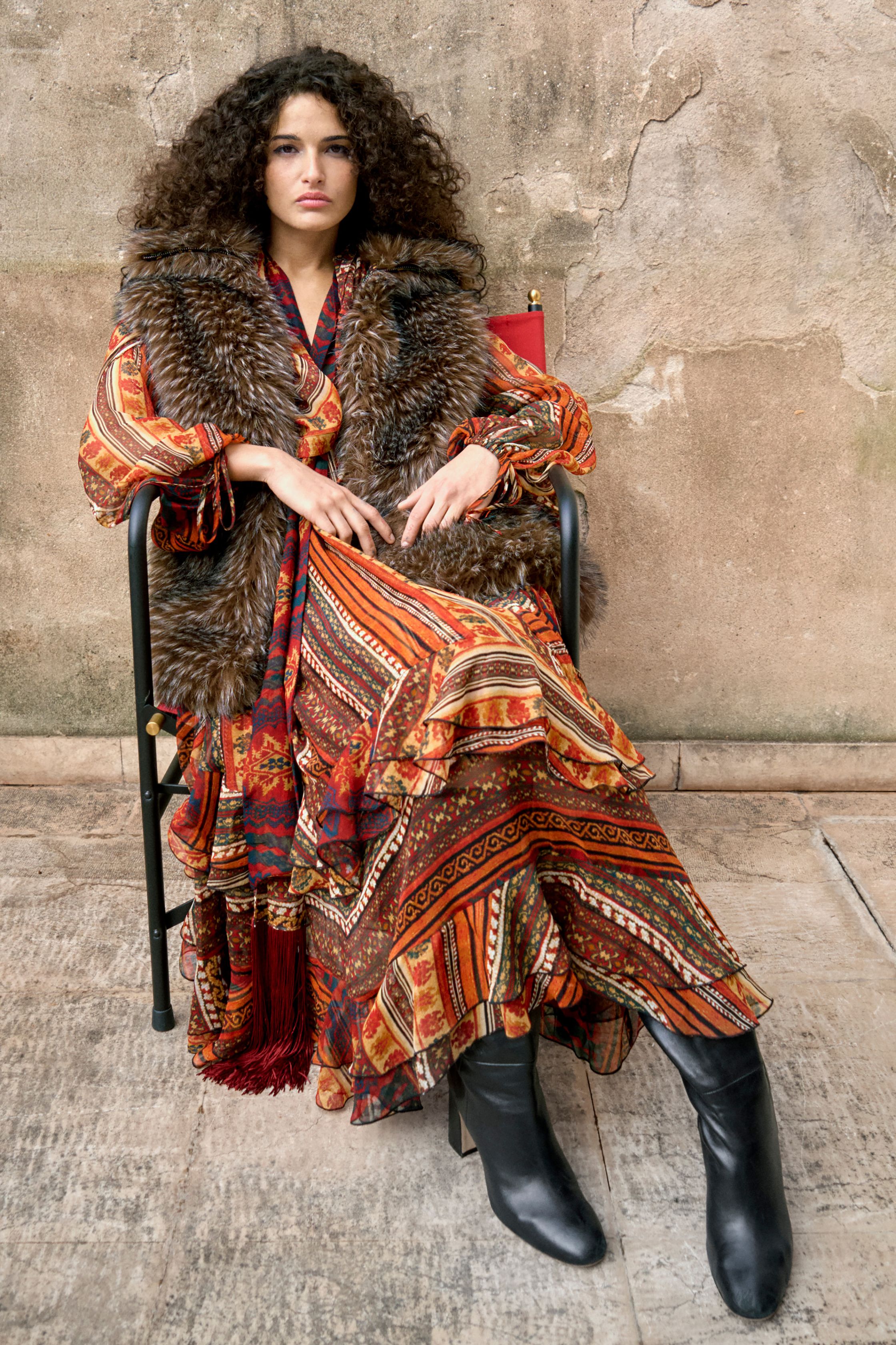 Diane von Furstenberg本季延续品牌标志性的印花语言，以丰富图案与复古色彩打造充满活力的女性形象。黄色、蓝色与红色几何印花在连衣裙与套装中形成鲜明视觉节奏，展现DVF一贯的自由精神。流动面料与修长轮廓让服装在行走间充满律动，使整个系列既具有复古魅力，也保持现代女性的自信与独立气质力-顽石频道趋势研究